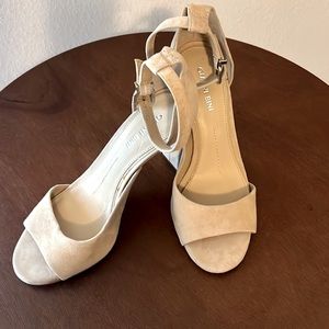 GIANNI BINI Swede tan Heels.